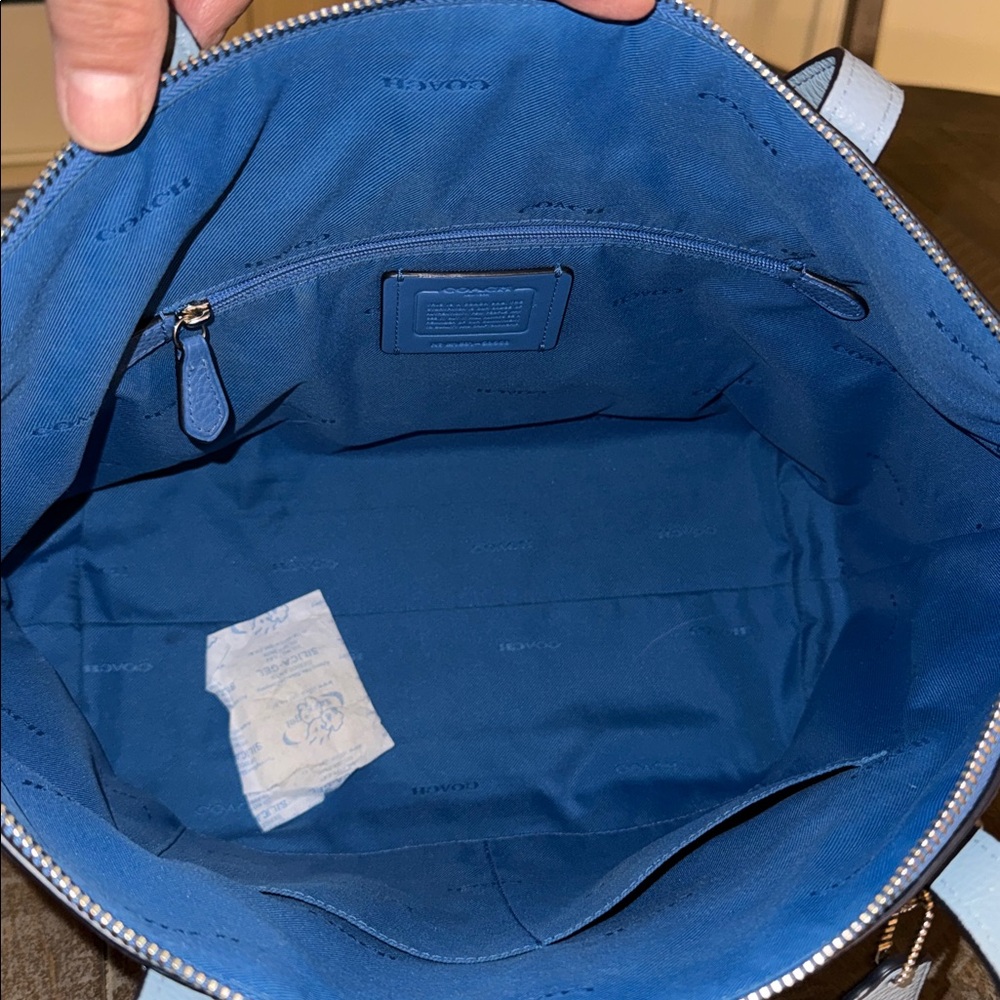 Like NWOT, Coach vintage gorgeous Taylor Tote in  blue / contrast handles . - Picture 7 of 8